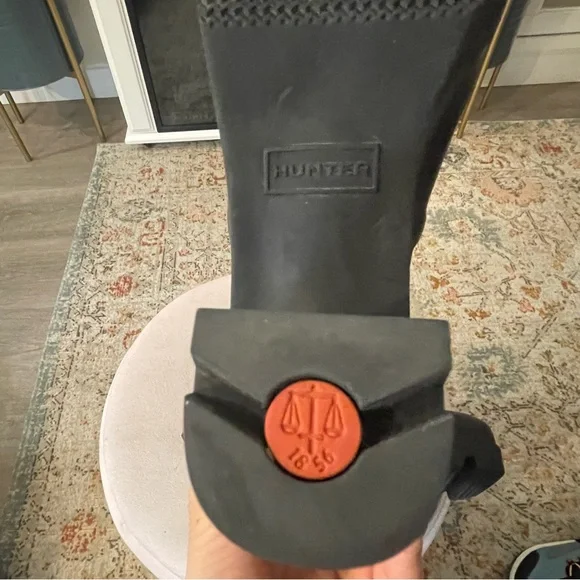 NWOT Hunter Heeled Chelsea Rain Ankle Boots in Black and Purple - Picture 7 of 8